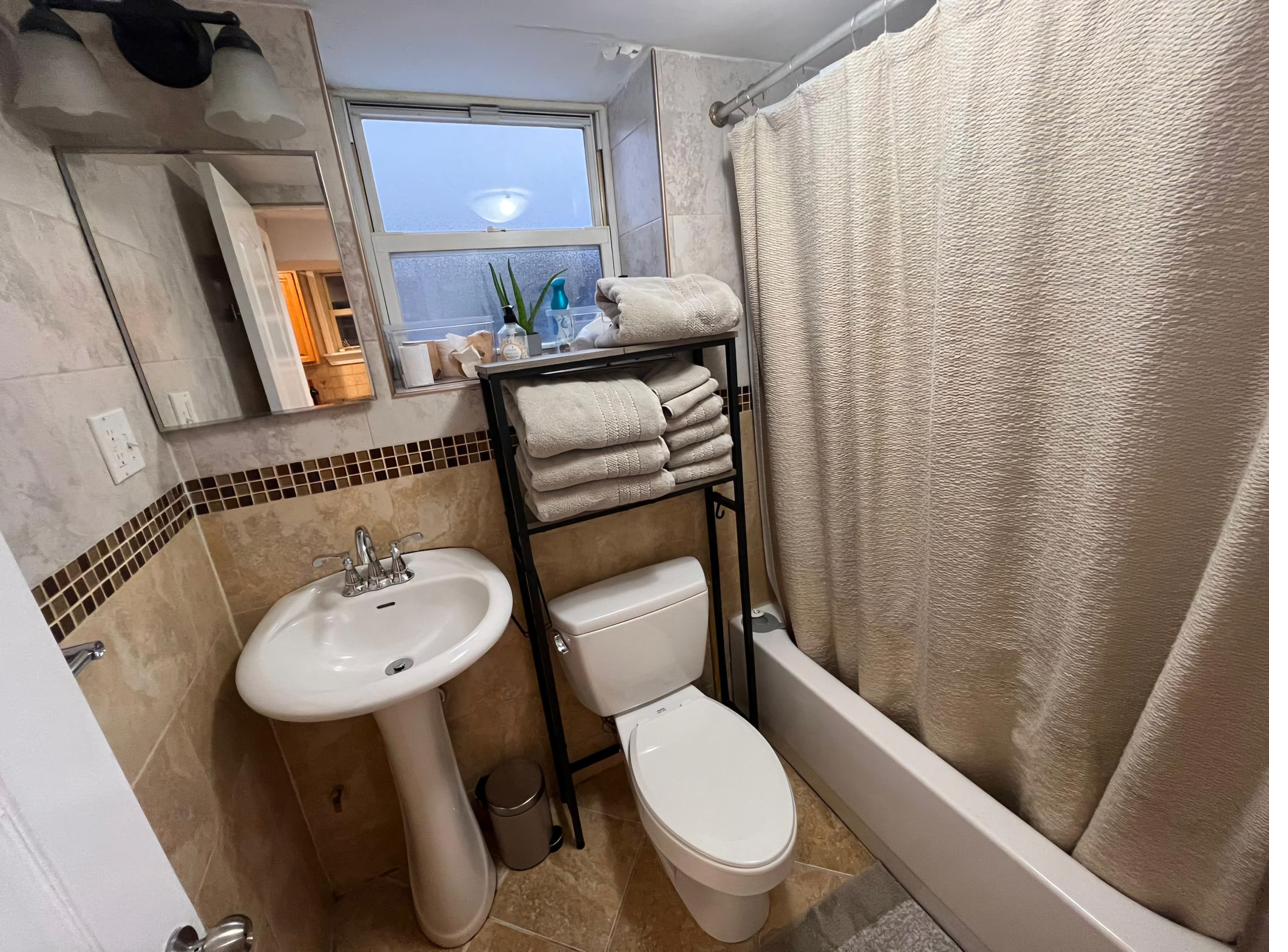 1-Bedroom bathroom